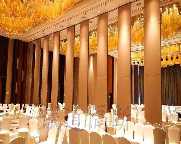 不同材质玻璃隔断在办公高隔间上的运用 不同材质玻璃隔断在办公高隔间上的运用
