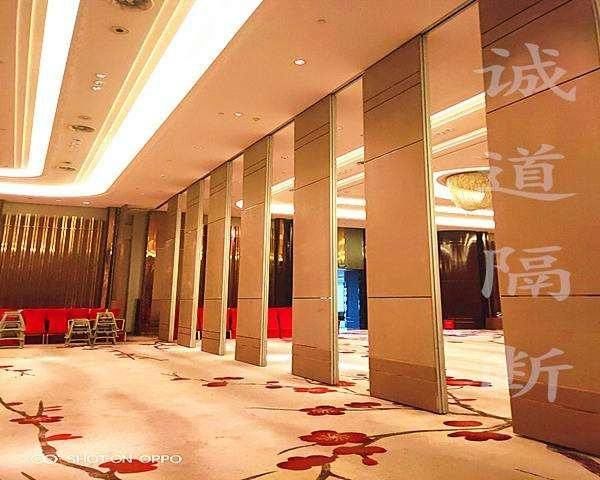 不同材质玻璃隔断在办公高隔间上的运用 不同材质玻璃隔断在办公高隔间上的运用