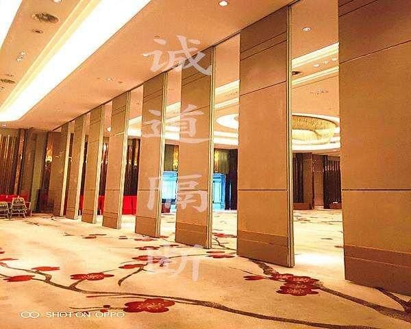 浴室玻璃隔断最初是这样固定的。难怪我家玻璃总是晃来晃去! 浴室玻璃隔断最初是这样固定的。难怪我家玻璃总是晃来晃去!