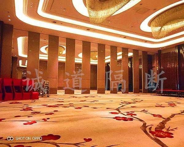 玻璃隔断的四个特点:两个移动容易选择玻璃隔断,一个移动解决电力需求 玻璃隔断的四个特点:两个移动容易选择玻璃隔断,一个移动解决电力需求